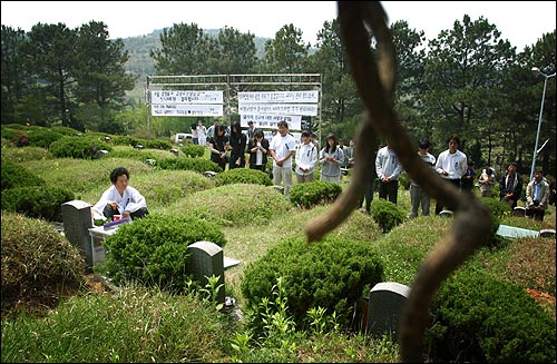 '민중항쟁'은 틀리고 '민주화운동'은 맞다는데, 망월동 5.18 국립묘지엔 뭐라고 써 있을까요? 사진은 망월동 5.18 국립묘지에서 열린 이철규 열사 15주기 추모제 장면. 